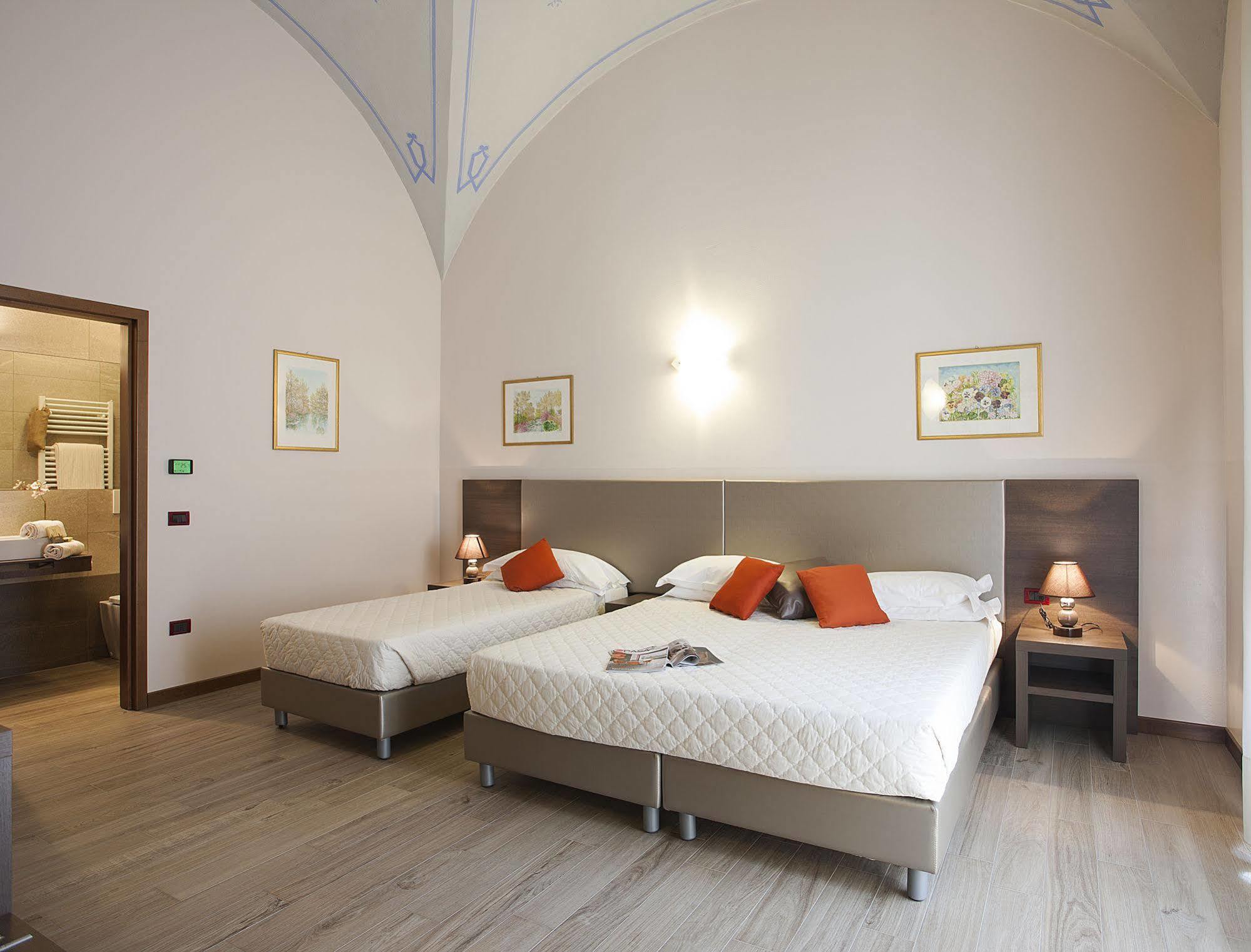 Residence Caffe Savona Альба Экстерьер фото