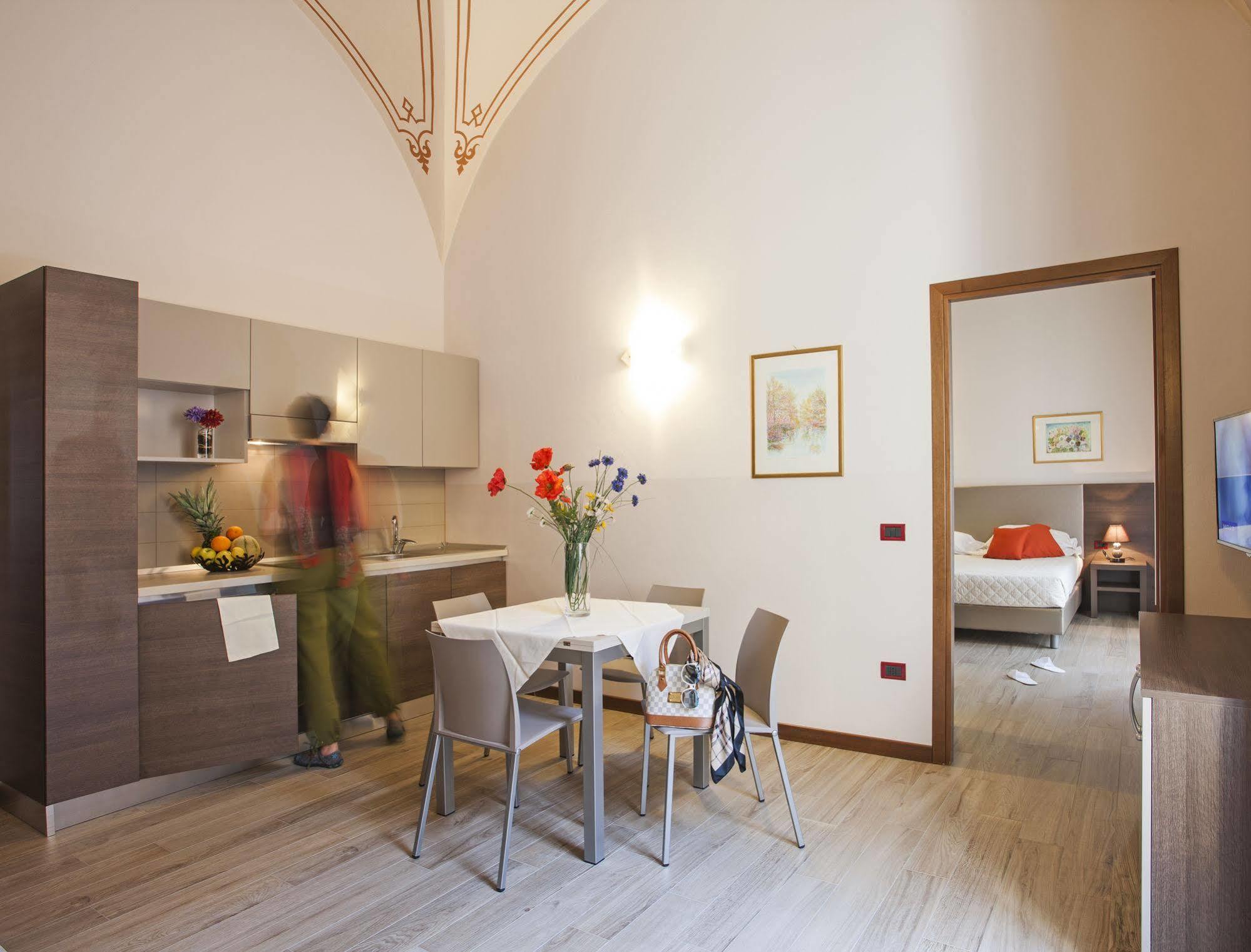 Residence Caffe Savona Альба Экстерьер фото